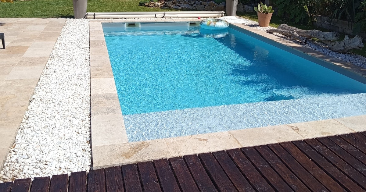Piscine Privée à Grans 7x4m avec Terrasse et Cuisine d'Été