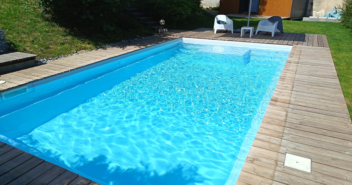 Piscine Privée 7x4m avec Terrasse et Jardin à Verdelais