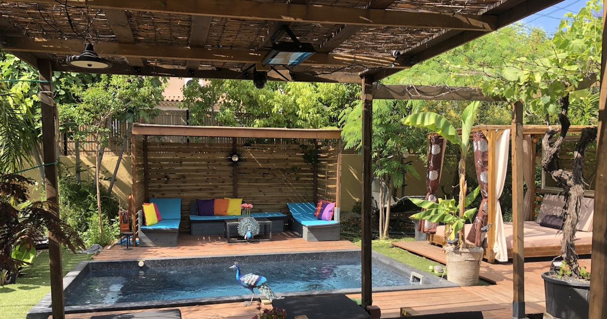 Petite Piscine Chauffée Privée à Carros avec Jardin Verdoyant