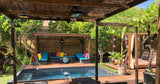 Petite Piscine Chauffée Privée à Carros avec Jardin Verdoyant 1