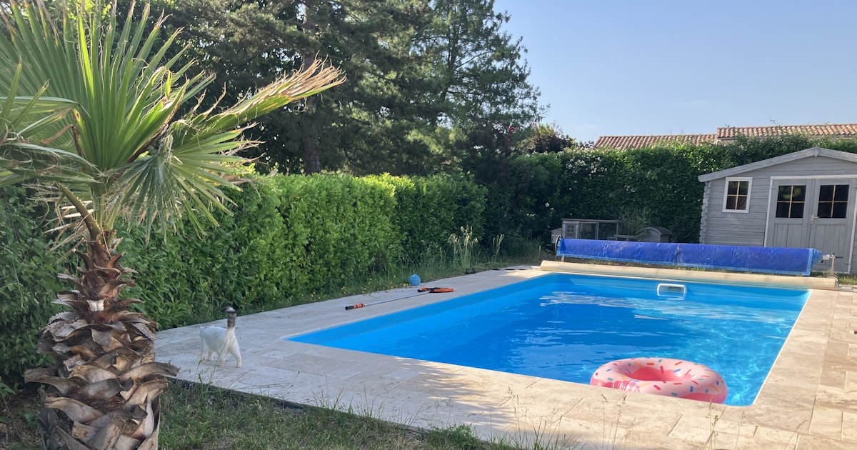 Belle Piscine avec Agréable Terrasse à Saint-Clair-du-Rhône