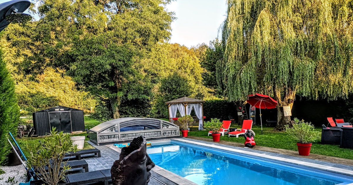 Grande Piscine Privée avec Jardin Verdoyant 1500m² à Esches