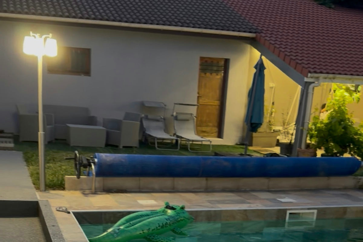 Belle Piscine Carrelée Avec Pierre De Bali Et Chauffée