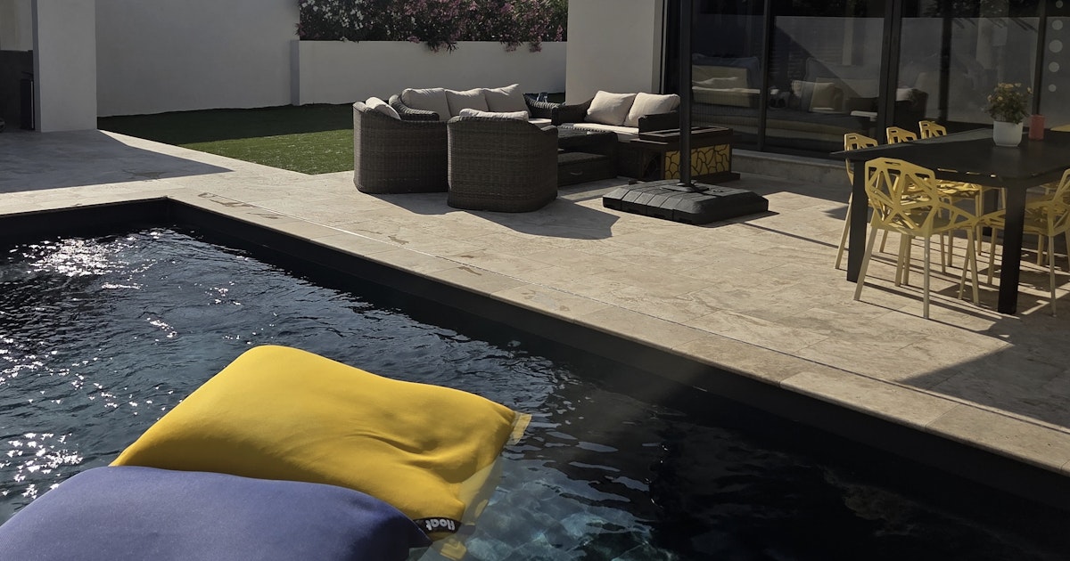 Piscine Privée avec Pool House en Pleine Camargue