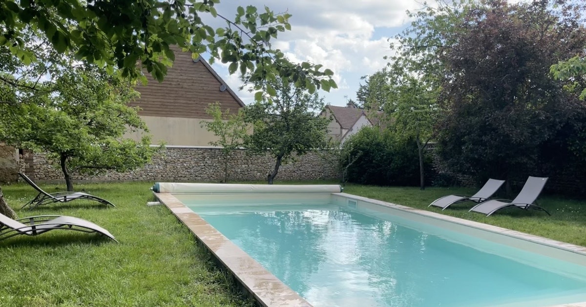 Belle Piscine Chauffée dans un Verger à Vert-en-Drouais
