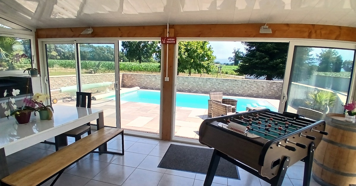 Piscine Privée avec Véranda et Vue Montagnes à Pontacq