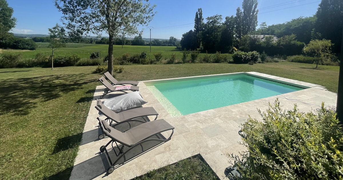 Piscine Chauffée Privée à Estrablin avec Pergola et Jardin
